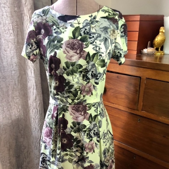 Gorgeous tea length floral dress - Picture 3 of 7